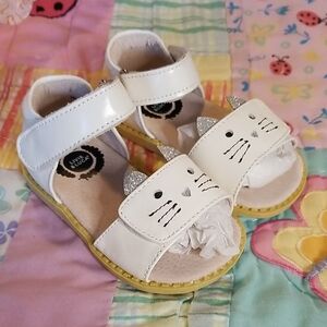 Livie & Luca White Leather Adjustable Cat Face Kids Sandals Size 5 NWOB